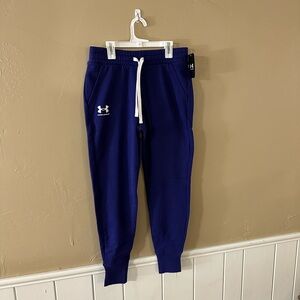 Small Women’s Under Armor Fleece Joggers